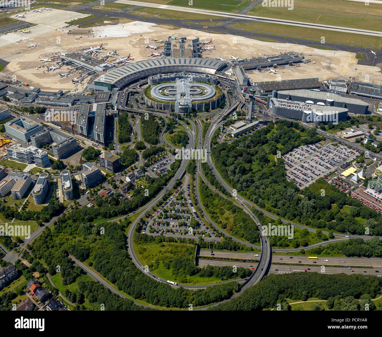 Photo aérienne, l'aéroport de Düsseldorf de l'autoroute, l'examen DHS, des portes et des ponts pour les avions à réaction, terminal, l'aéroport de Düsseldorf, Düsseldorf, Rhénanie du Nord-Westphalie, Allemagne, Banque D'Images