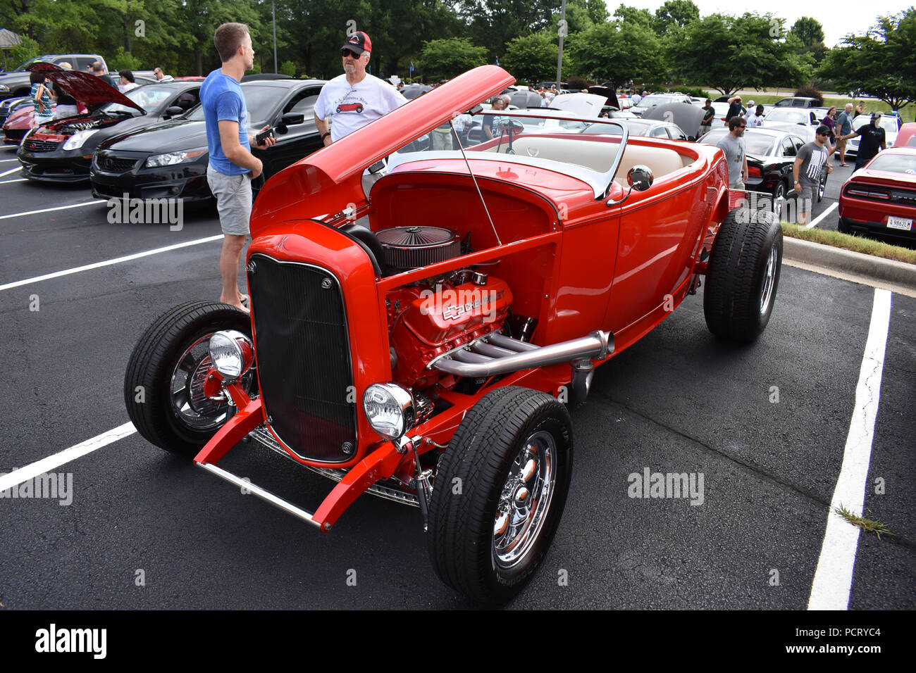 Un roadster custom Hot Rod sur l'affichage à une exposition de voiture. Banque D'Images