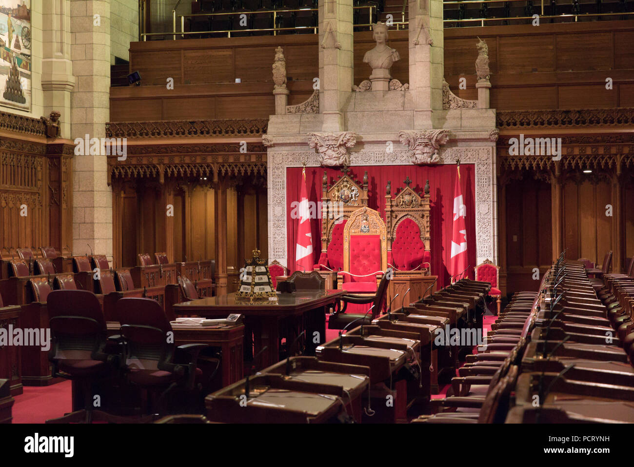 Ottawa, Ontario, Canada. Trône dans la salle du Sénat à l'édifice du Centre sur la Colline du Parlement, la maison du gouvernement fédéral du Canada. Banque D'Images