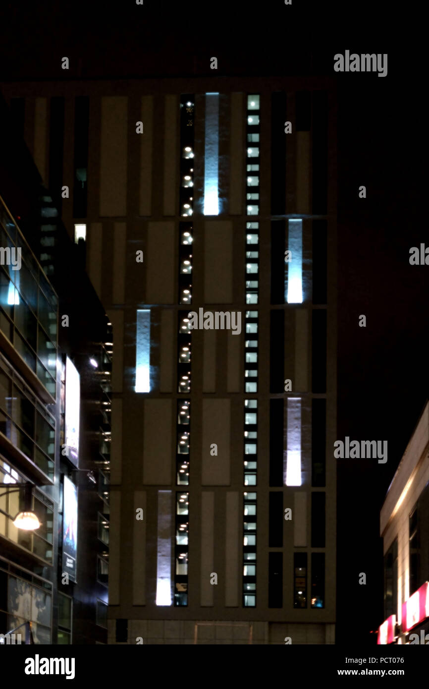 L'éclairage moderne des grands magasins et magasins de nuit dans le noir Banque D'Images