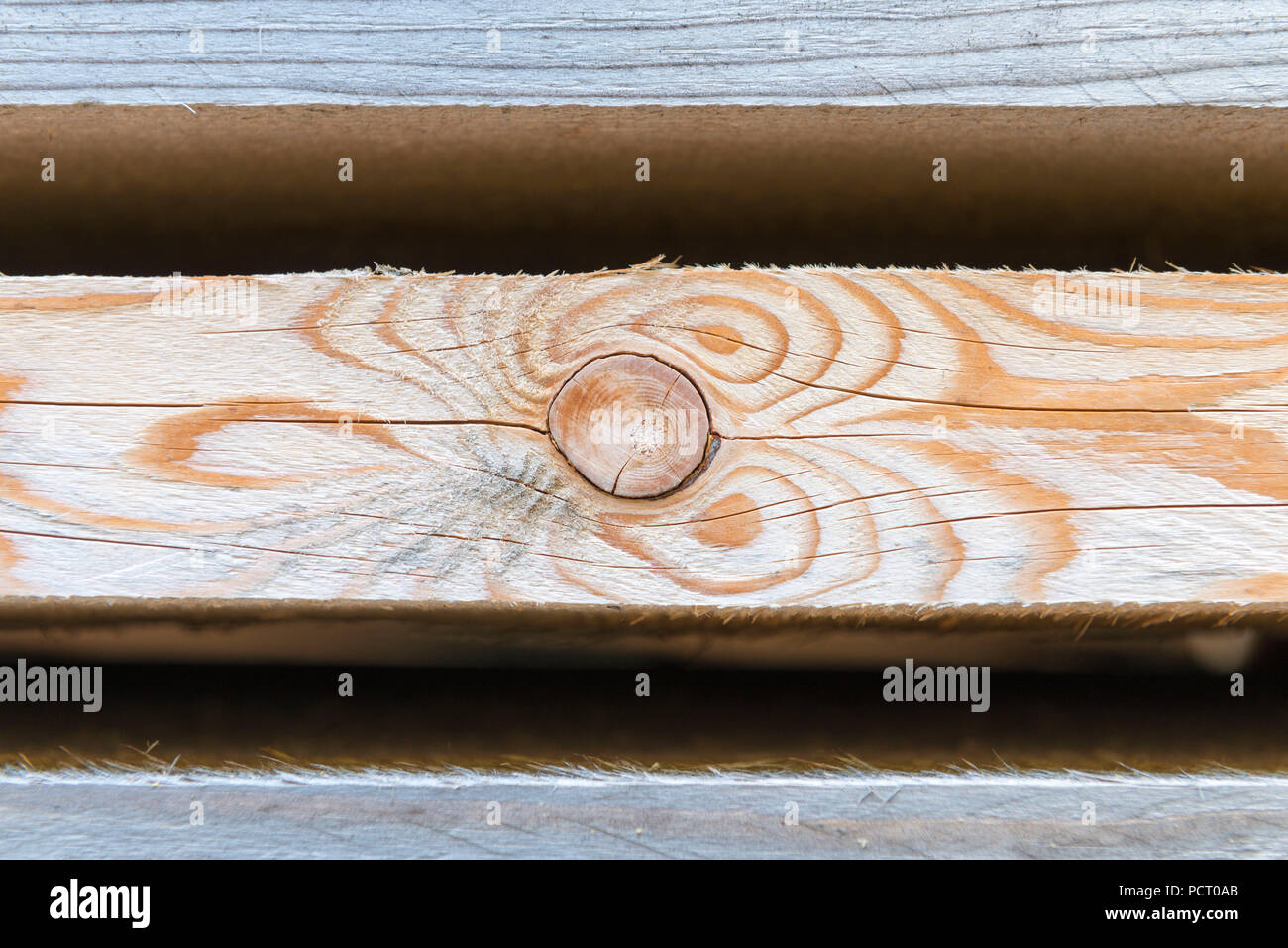 Les planches de bois empilés dans un atelier de menuiserie. Banque D'Images