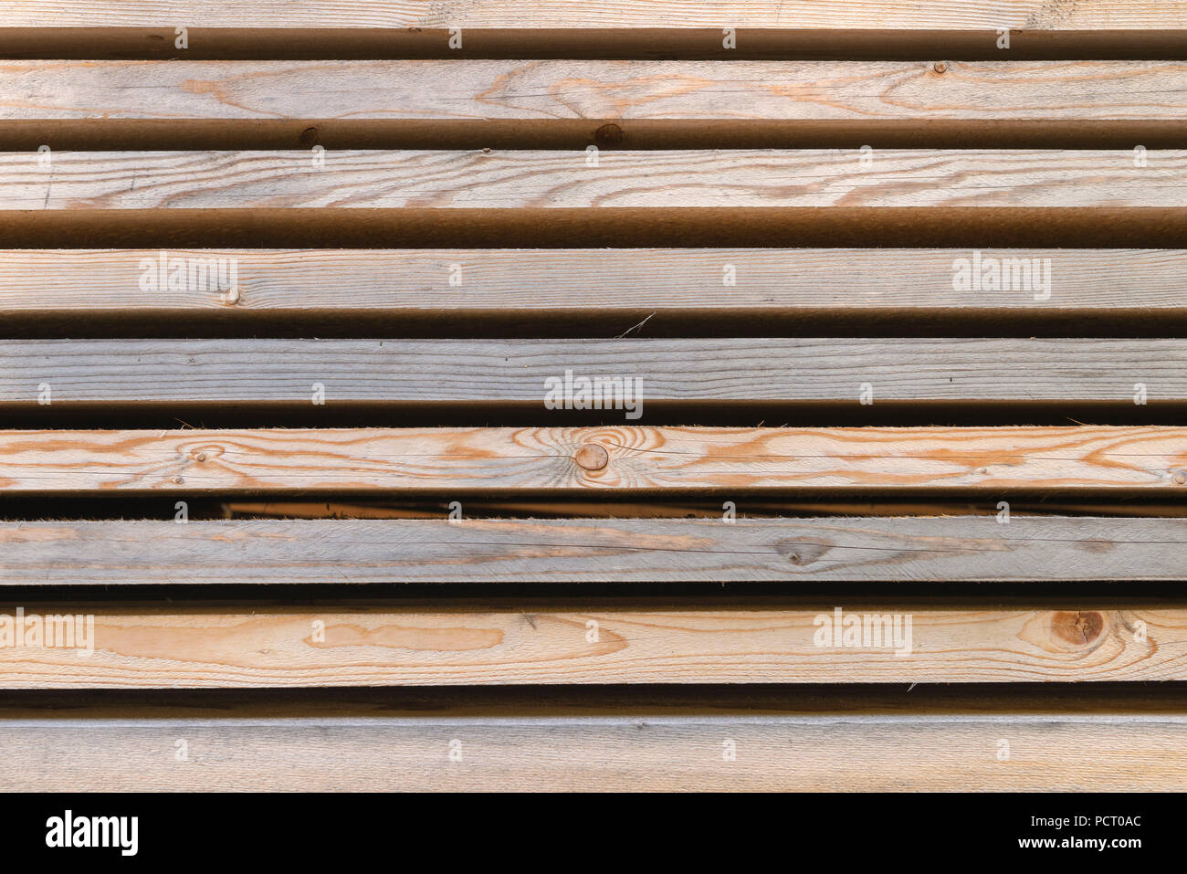 Les planches de bois empilés dans un atelier de menuiserie. Banque D'Images