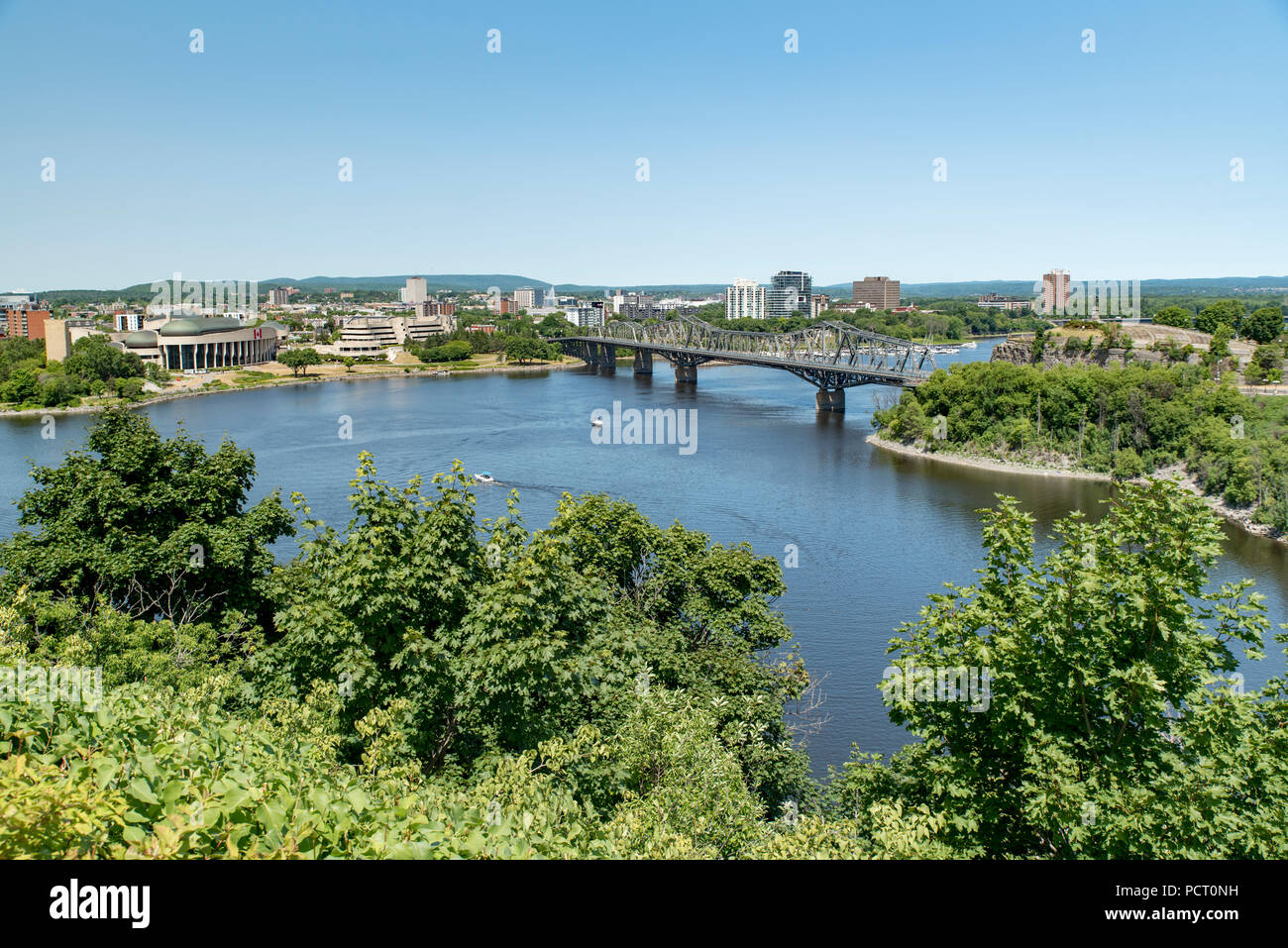Gatineau, Québec, Canada. À l'échelle du nord-ouest de la rivière Ottawa en été à Gatineau et pont de la colline du Parlement, Ottawa, Ontario. Banque D'Images
