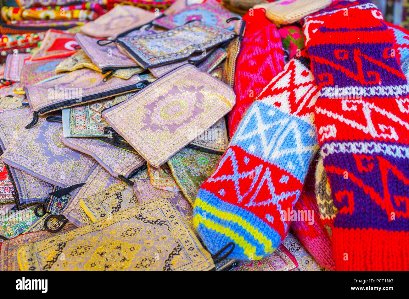 Le tas de souvenirs en échoppe de marché - les petits sacs de maquillage avec de fines broderies et tissé de couleur chaussettes, Antalya, Turquie. Banque D'Images