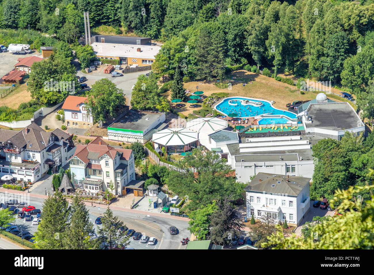 Bad Harzburg, Basse-Saxe, Allemagne 26 Juillet., 2018 : Avis d'une grande hauteur d'une piscine extérieure derrière le centre touristique sur le bord de la Banque D'Images Bad Harzburg, Basse-Saxe, Allemagne 26 Juillet., 2018 : Avis d'une grande hauteur d'une piscine extérieure derrière le centre touristique sur le bord de la Banque D'Images