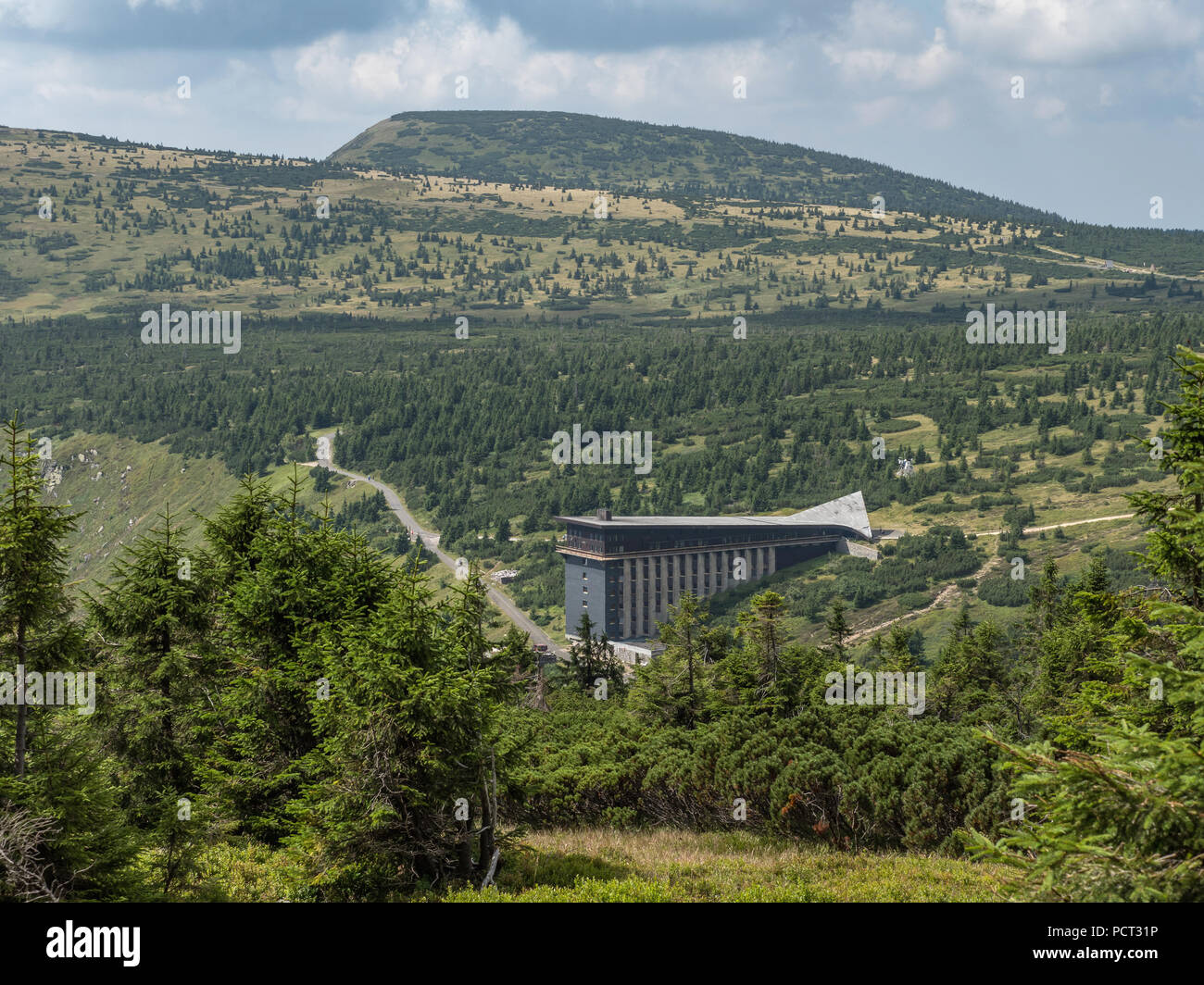 Vue aérienne de Labska bouda dans les montagnes Krkonose en République tchèque. Labska bouda refuge de montagne sur le haut de Krkonose, monts des Géants. Czech Repub Banque D'Images