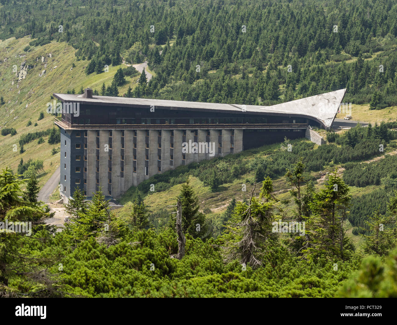 Vue aérienne de Labska bouda dans les montagnes Krkonose en République tchèque. Labska bouda refuge de montagne sur le haut de Krkonose, monts des Géants. Czech Repub Banque D'Images