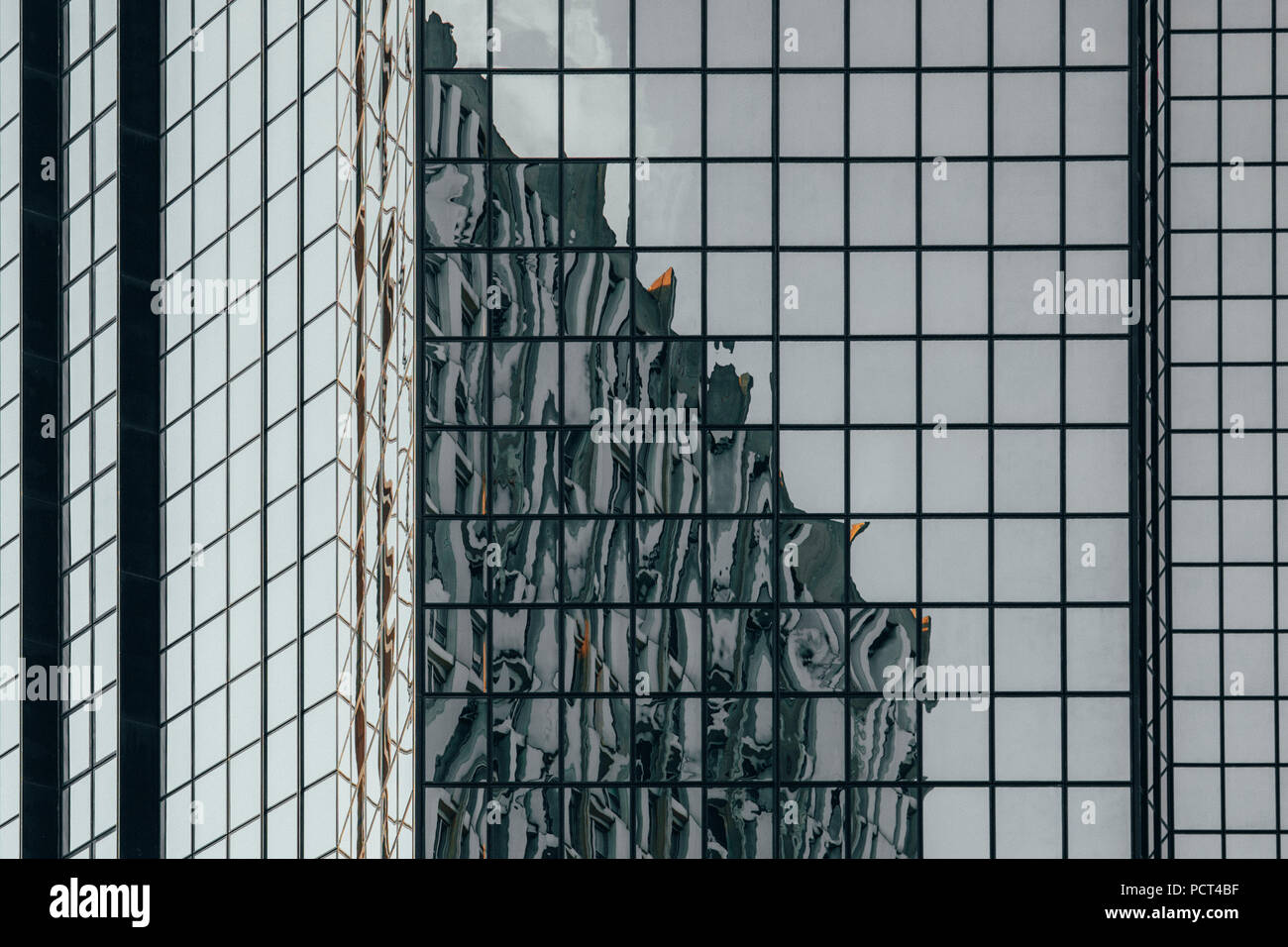 Réflexions d'immeubles dans la façade en verre d'un gratte-ciel, le centre commercial Beaugrenelle, Paris, France Banque D'Images