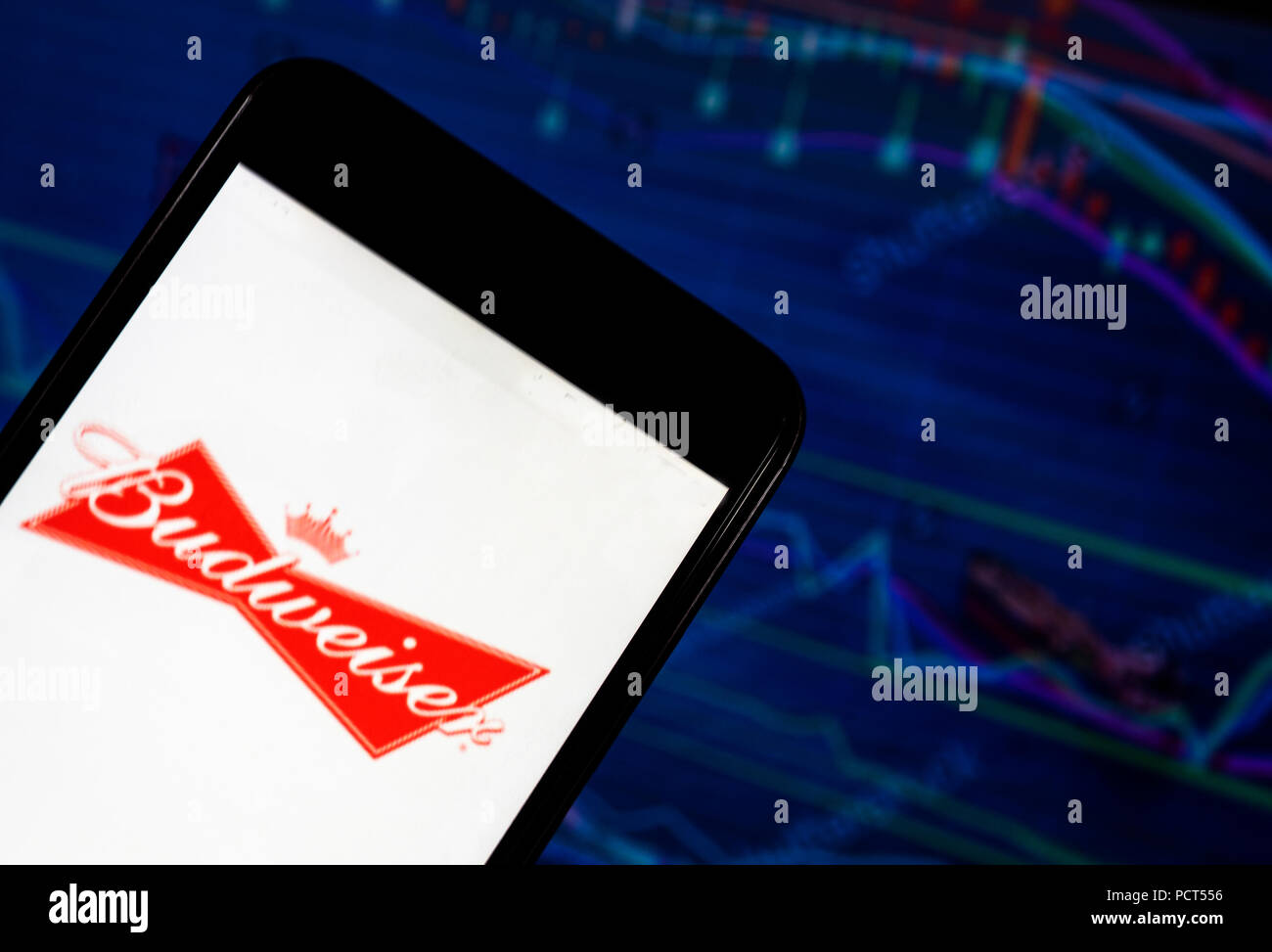 KIEV, UKRAINE - 4 août 2018 : l'application Budweiser vu affichée sur un smartphone avec un arrière-plan d'un shedle. Budweiser est une pale lager produite par Anheuser-Busch, qui fait actuellement partie de la société Anheuser-Busch InBev Banque D'Images