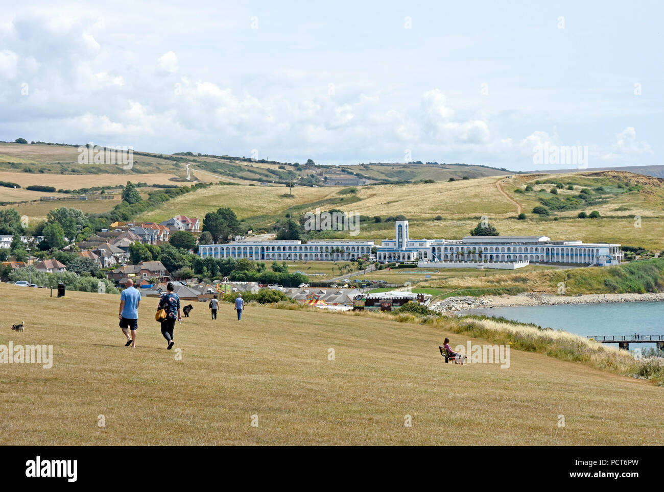 Dorset - Weymouth - vue de la colline de la Jordanie à Riviera Hotel à Bowleaze Cove - summertime - personnes à pied - chiens jouant Banque D'Images