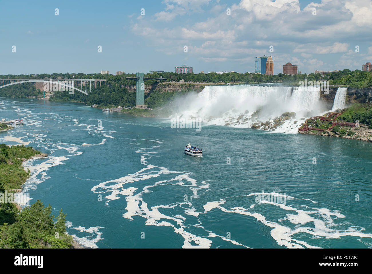 Niagara Falls, NY, USA. Vers le bas à la rivière Niagara en été à l'American et Bridal Veil Falls, excursion en bateau Maid of the Mist, et pont en arc-en-ciel. Banque D'Images