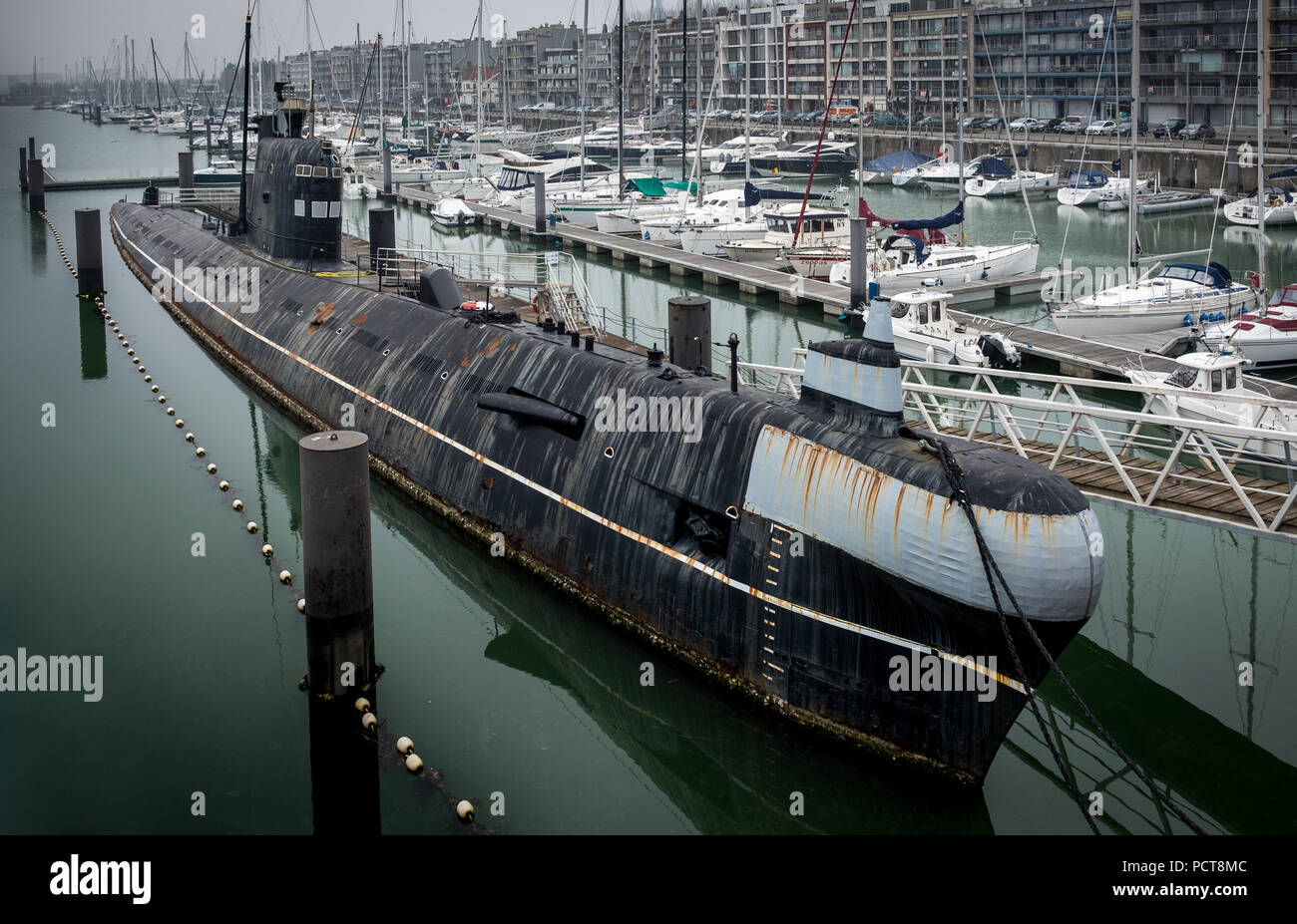 Vue sur le sous-marin Russe B-143 / U-480 type Foxtrot 641 sur le front de parc à thème maritime, le dimanche 12 février 2017, Zeebrugge, Belgique. Banque D'Images