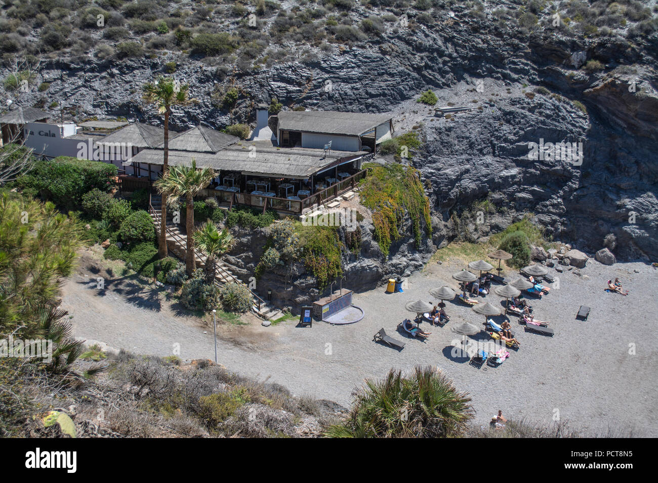 Plage et restaurant à la Cala Cala del Barco en La Manga Golf Resort Murcia Espagne Banque D'Images