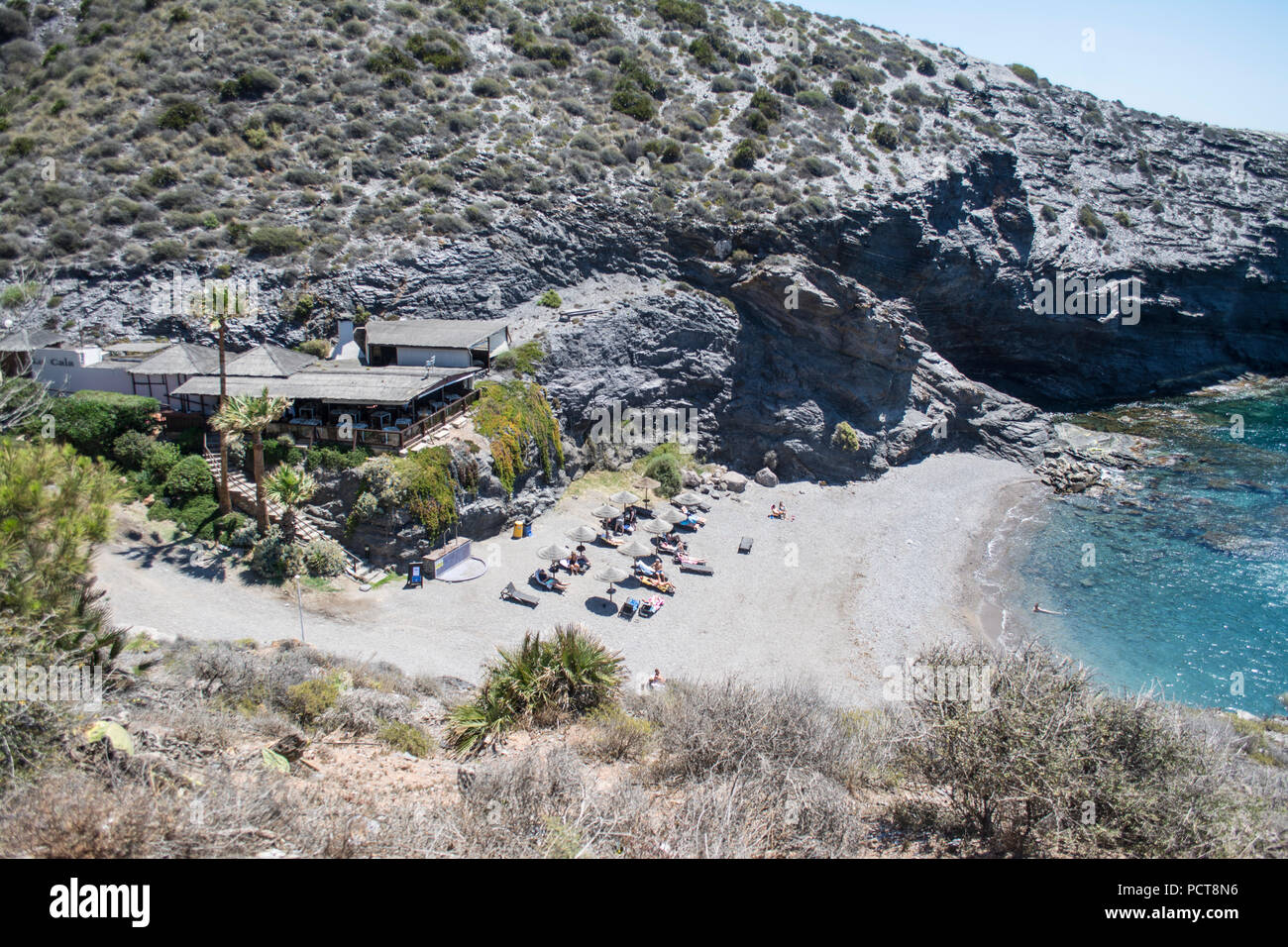 Plage et restaurant à la Cala Cala del Barco en La Manga Golf Resort Murcia Espagne Banque D'Images