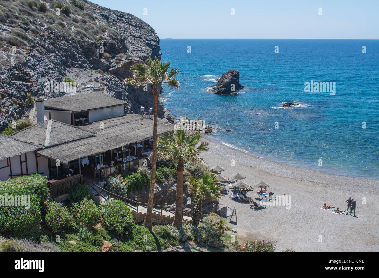 Plage et restaurant à la Cala Cala del Barco en La Manga Golf Resort Murcia Espagne Banque D'Images