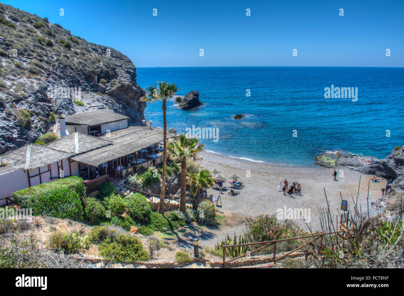 Image HDR de la plage et restaurant à la Cala Cala del Barco en La Manga Golf Resort Murcia Espagne Banque D'Images