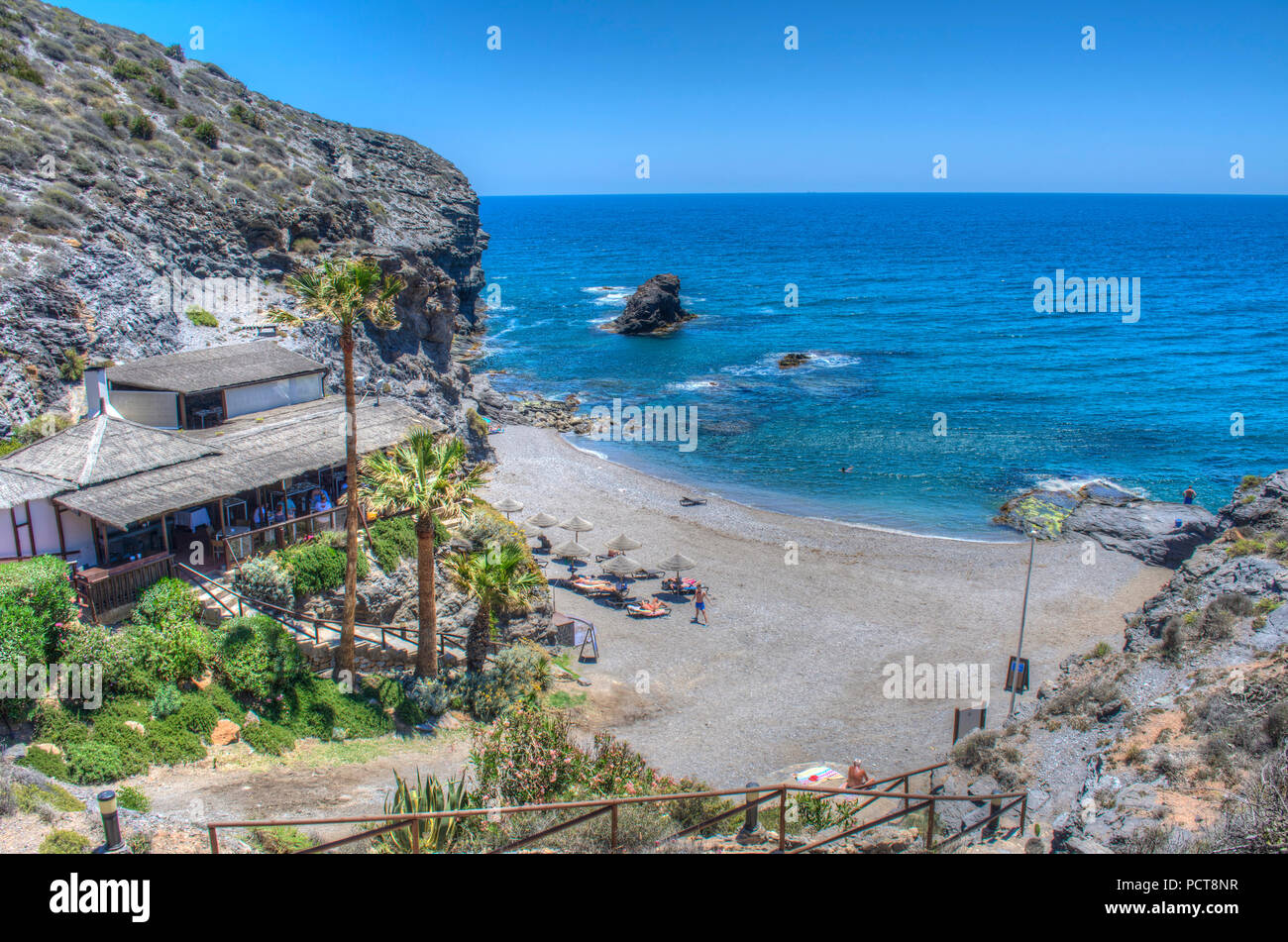 Image HDR de la plage, le restaurant La Cala et anse à Cala del Barco à La Manga Golf Resort à Murcia Espagne Banque D'Images