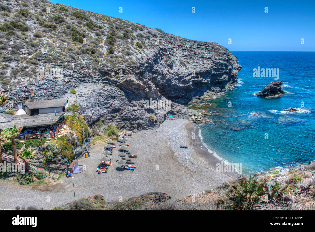 Image HDR de la plage, le restaurant La Cala et anse à Cala del Barco à La Manga Golf Resort à Murcia Espagne Banque D'Images