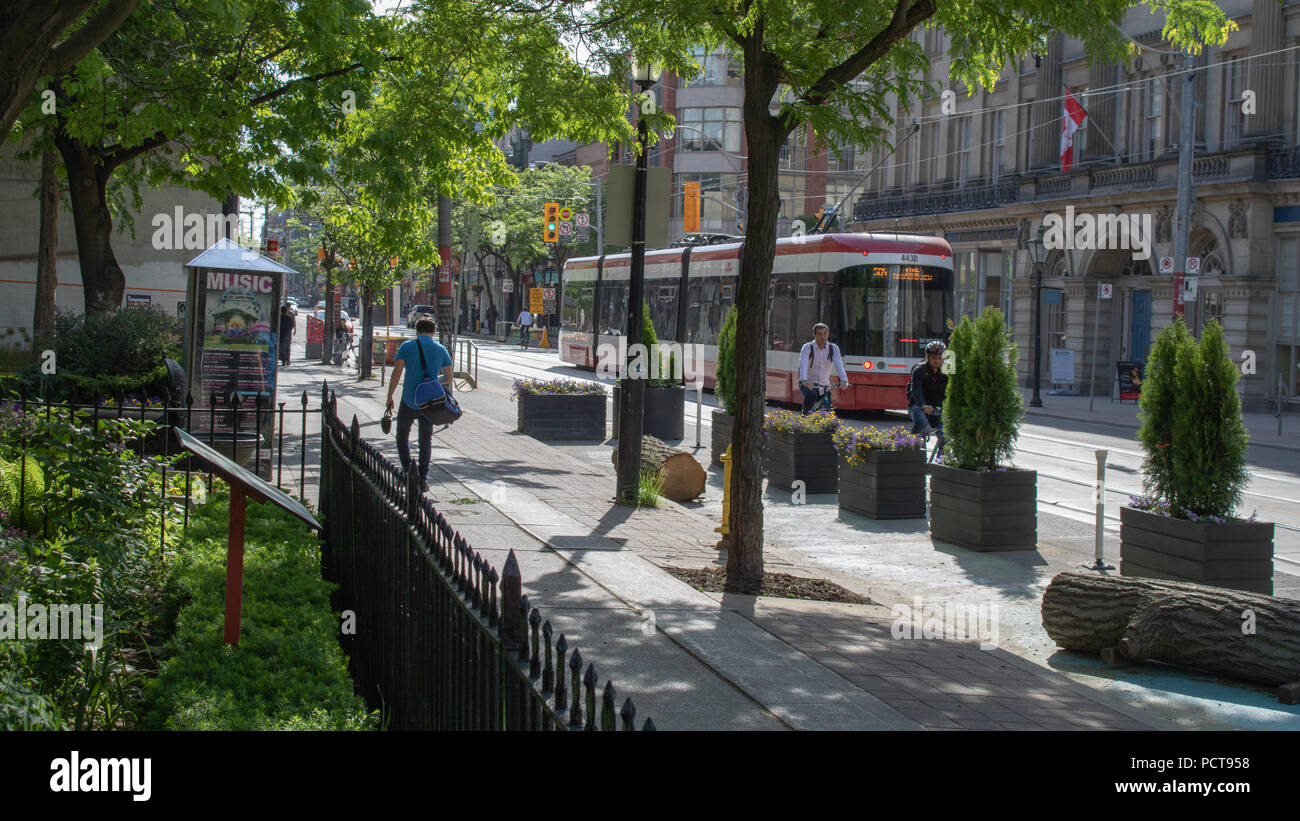 Un après-midi d'été dans le centre-ville de Toronto. Bien qu'il a l'air serein et tranquille à première vue, il bourdonne toujours avec la vie et l'énergie. Banque D'Images