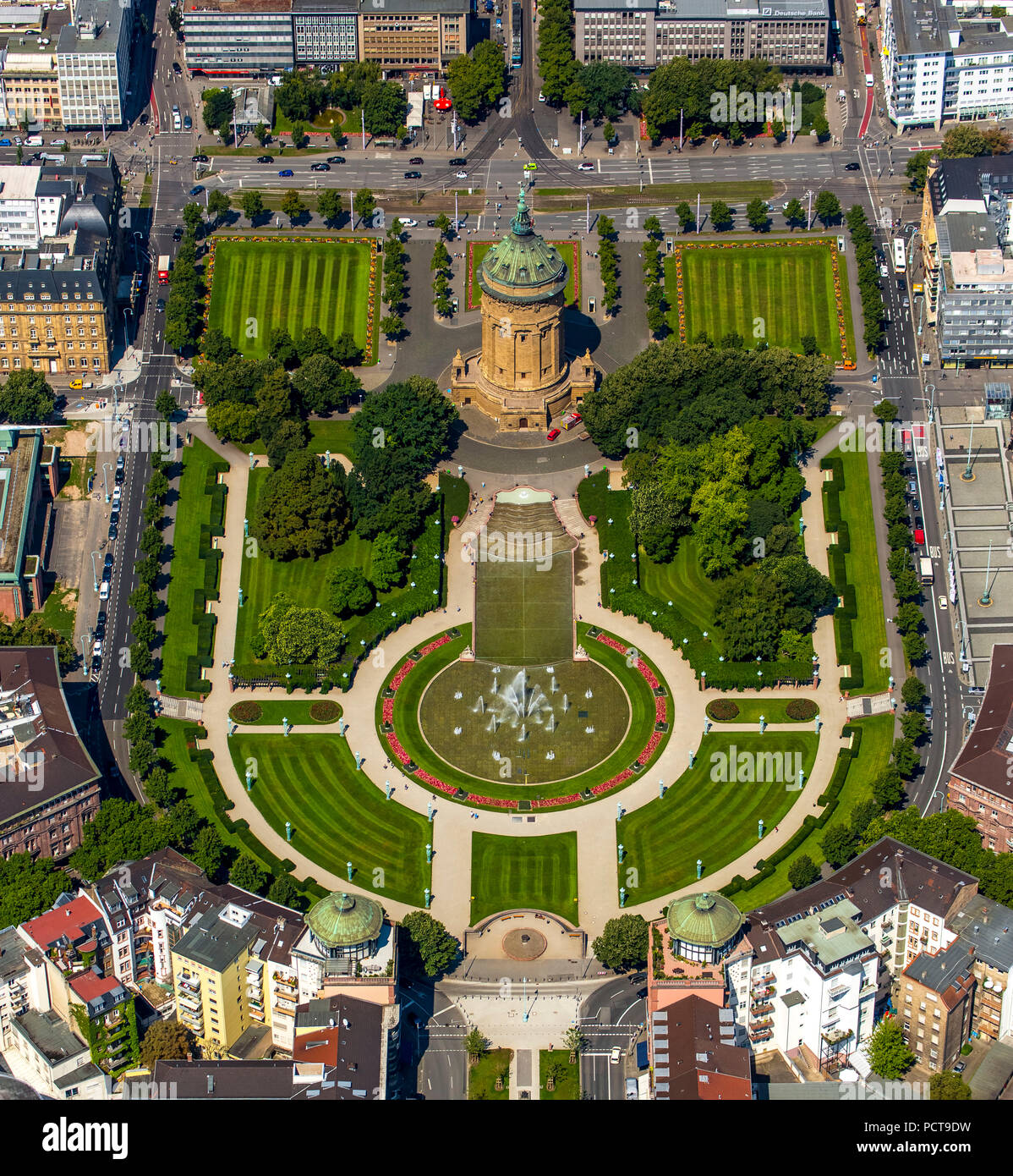 Tour de l'eau avec parc sur place Friedrichsplatz, Mannheim, Bade-Wurtemberg, Allemagne Banque D'Images