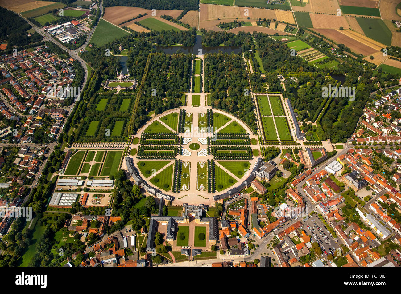Jardin à la française avec des axes longitudinal et transversal, Schwetzingen Palace Palace avec jardins, Schwetzingen, Bade-Wurtemberg, Allemagne Banque D'Images