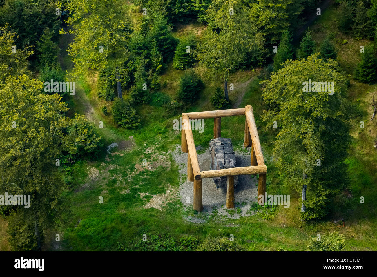 Photo aérienne, installation artistique, Stein Zeit Mensch sculpture par Nils Udo, Bad Berleburg, Rhénanie-Palatinat, Hesse, Allemagne Banque D'Images