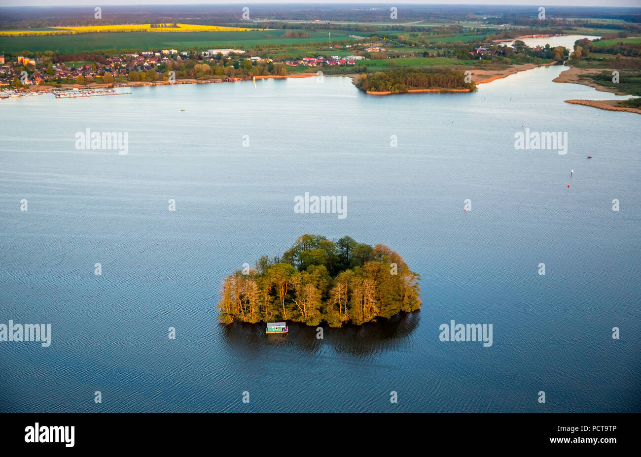 Kleine Lac Müritz avec l'île en forme de cœur, péniche et bateau d'excursion, coucher de soleil, Vipperow, Plateau des lacs Mecklembourgeois, Mecklembourg-Poméranie-Occidentale, Allemagne Banque D'Images