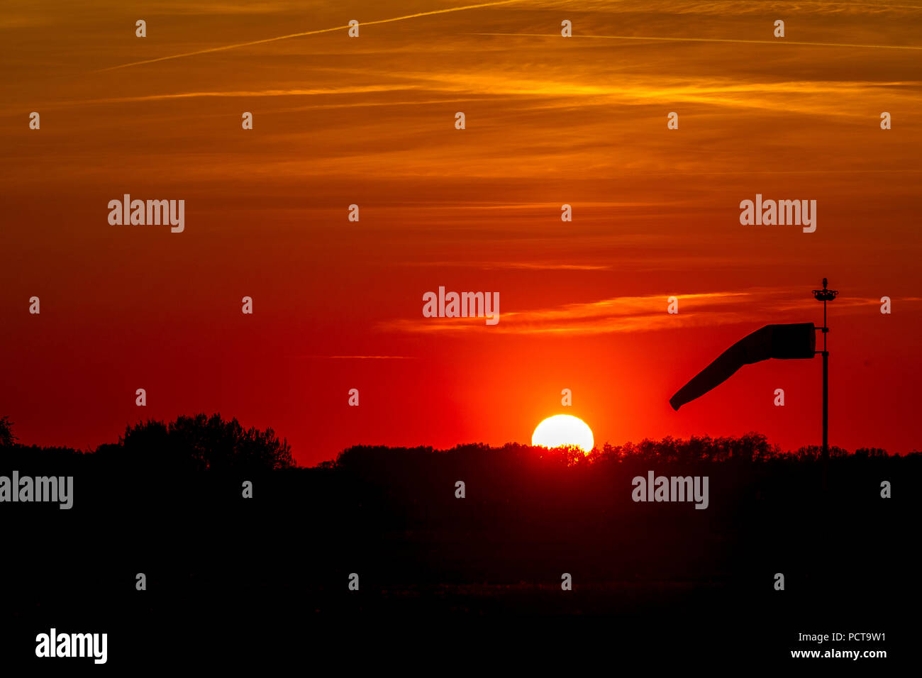 Vent, coucher du soleil à Müritz Airpark, ancien aéroport militaire, Rechlin-Lärz Mecklenburg Lake Lärz, Plateau, Mecklembourg-Poméranie-Occidentale, Allemagne Banque D'Images