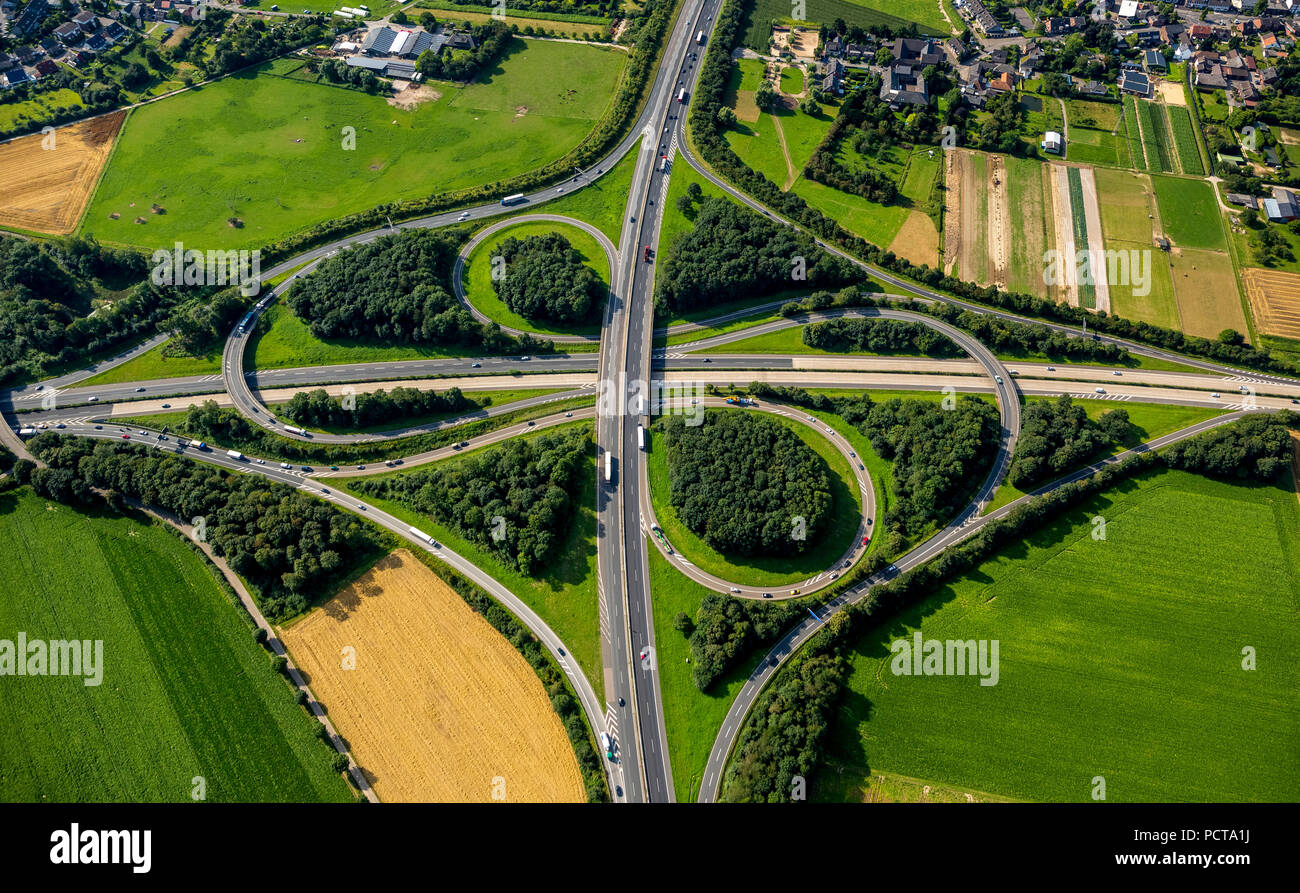 Photo aérienne, Autobahnkreuz Mönchengladbach interchange, A61 et A52 Autobahnen (autoroutes), l'échangeur en trèfle, trafic routier, Mönchengladbach, Bas-rhin, Rhénanie du Nord-Westphalie, Allemagne Banque D'Images