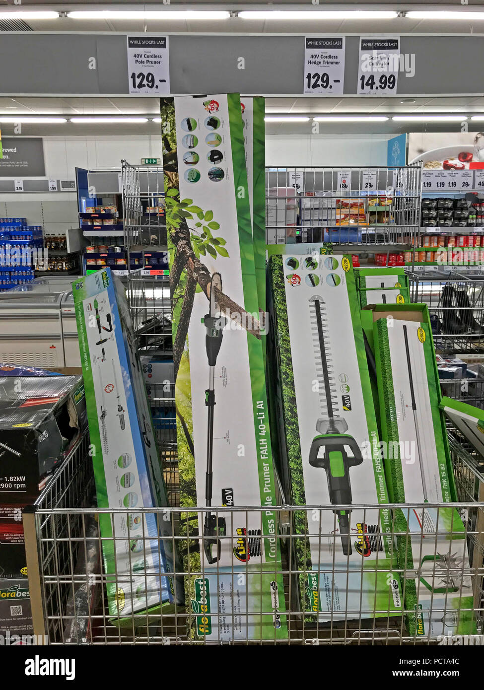 Allée centrale d'un supermarché discount, Lidl, Aldi, tondeuses à gazon, taille-haies, Latchford, Warrington, Cheshire, North West England, UK Banque D'Images