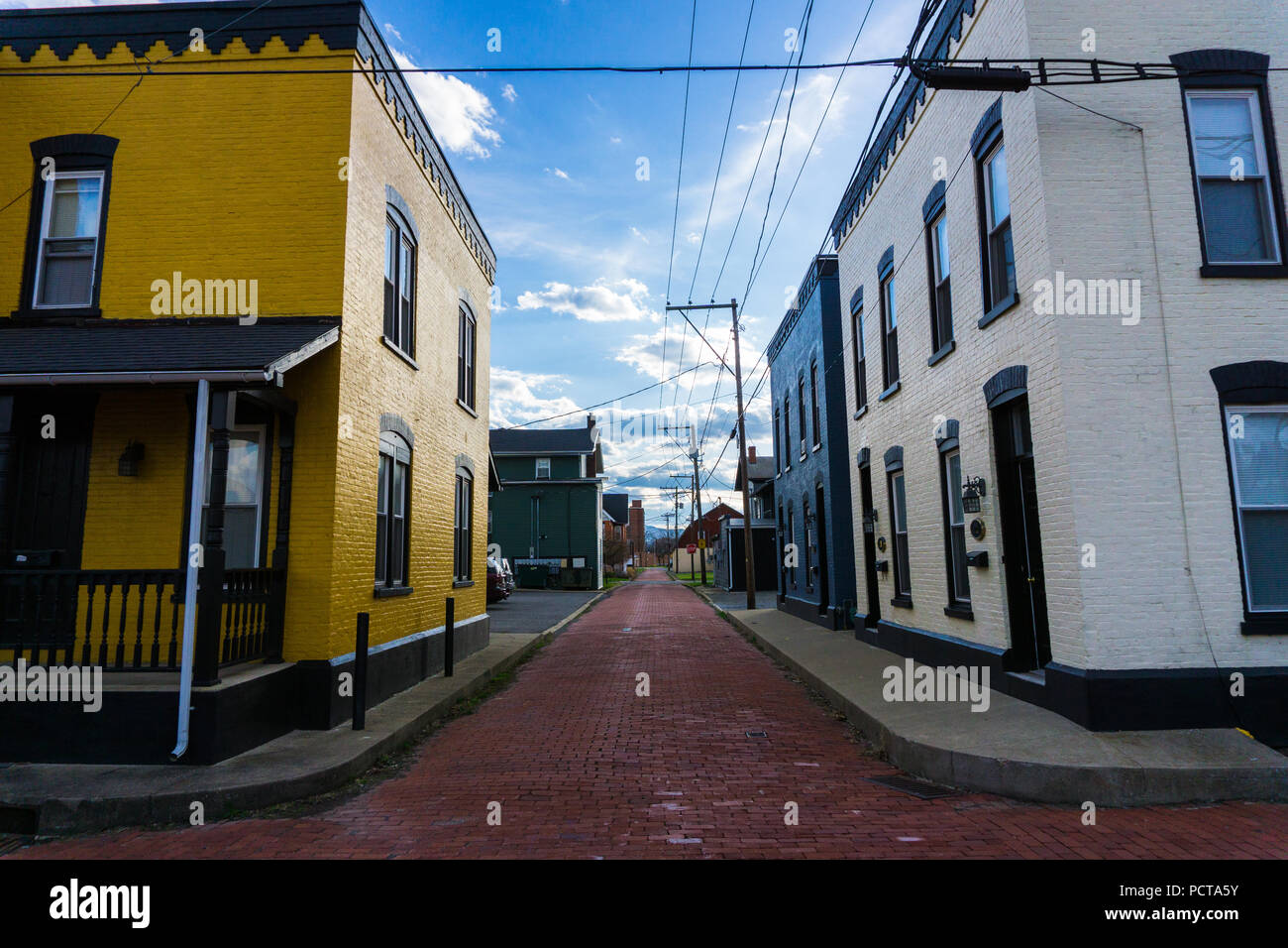 Maisons colorées sur la route de brique Banque D'Images