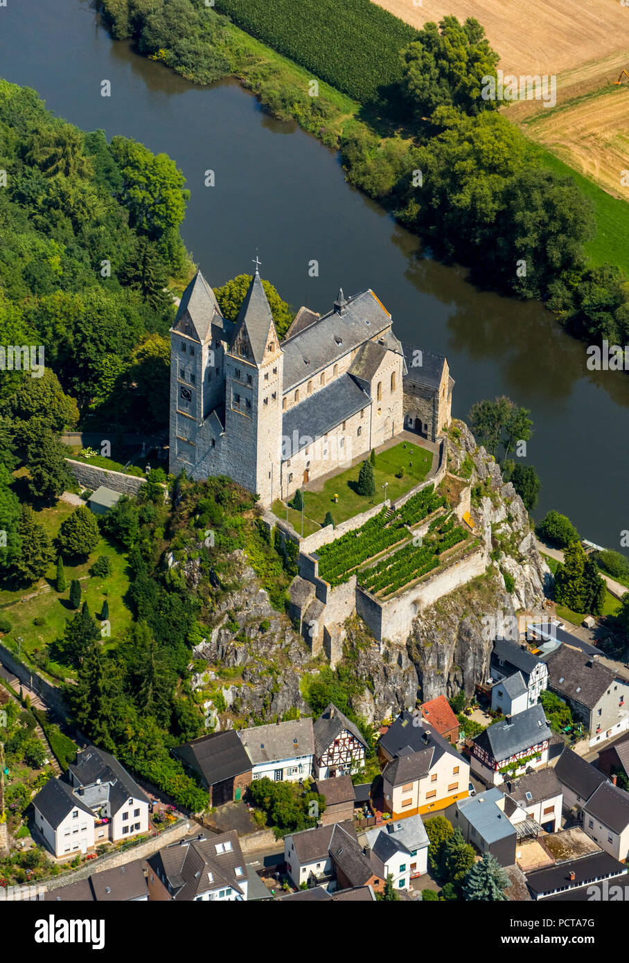 Eglise de Saint Lubentius au-dessus de la rivière à Dietkirchen Lahn, Limburg an der Lahn, district ville de Limburg-Weilburg (district), Hesse, Allemagne Banque D'Images
