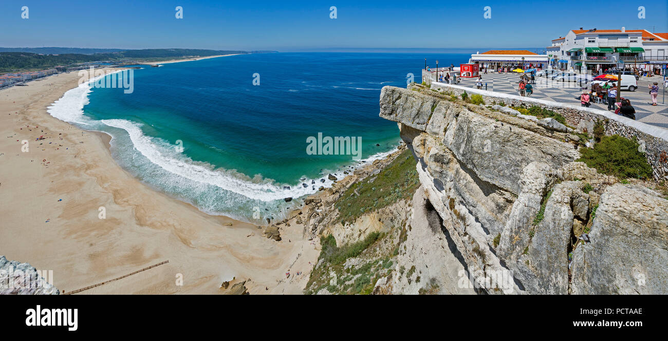 Vue sur la ville et la baie de Nazaré, Nazaré, district de Leiria, Portugal, Europe Banque D'Images