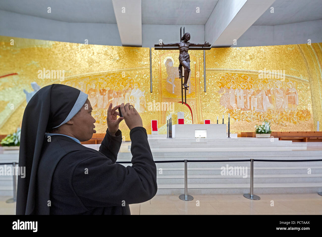 Nun photographié dans l'intérieur de l'église moderne de la Trinité en face de la basilique, l'Igreja da Santissima Trindade, district de Santarém, Fátima, Portugal, Europe Banque D'Images