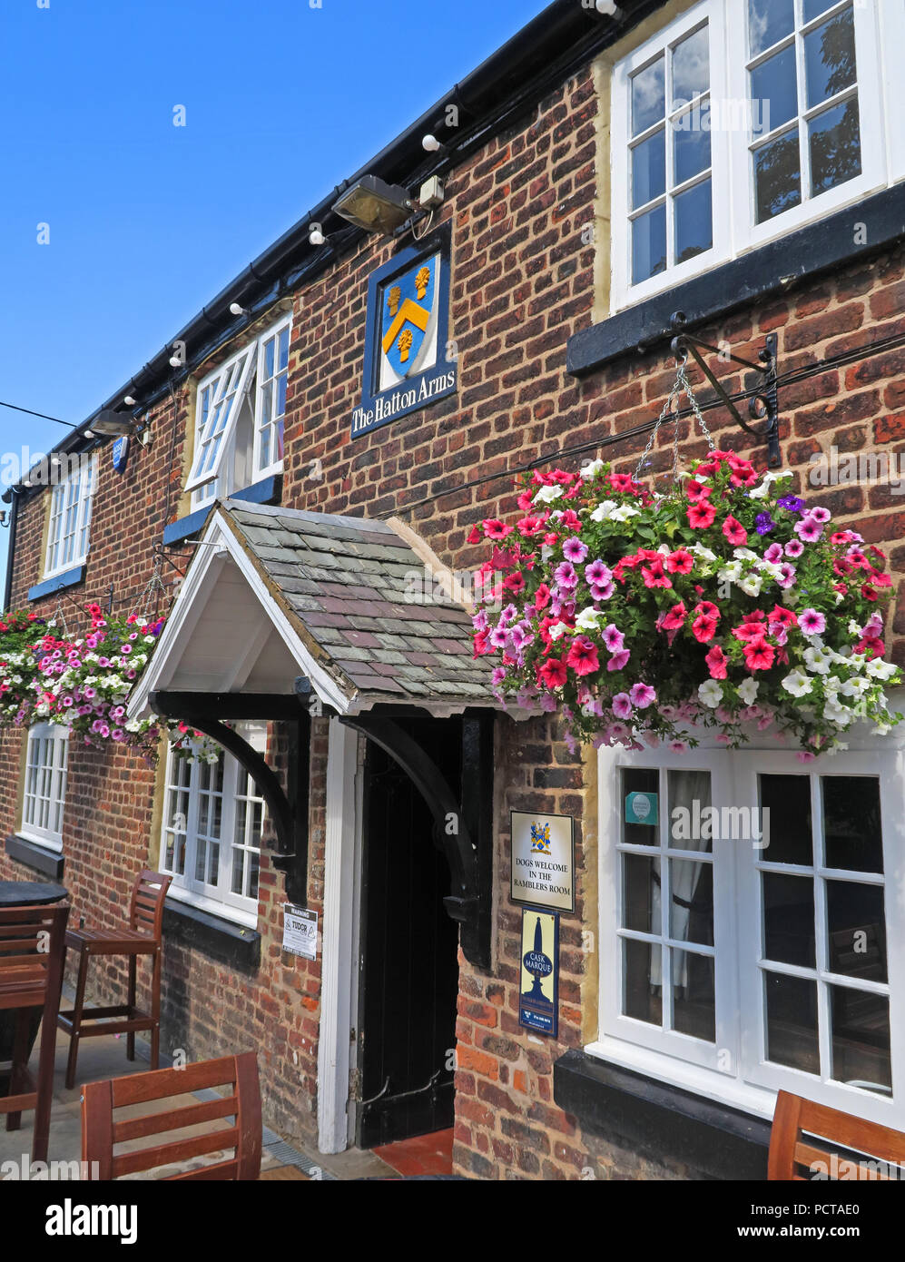 L'Hatton Arms pub bar classé grade II, Hatton Village, près de Warrington, Cheshire, North West England, UK Banque D'Images
