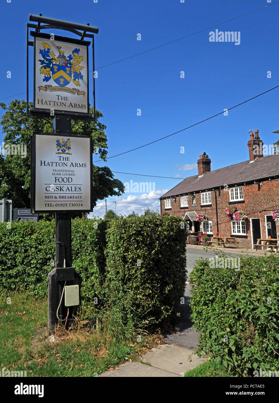 L'Hatton Arms pub bar classé grade II, Hatton Village, près de Warrington, Cheshire, North West England, UK Banque D'Images