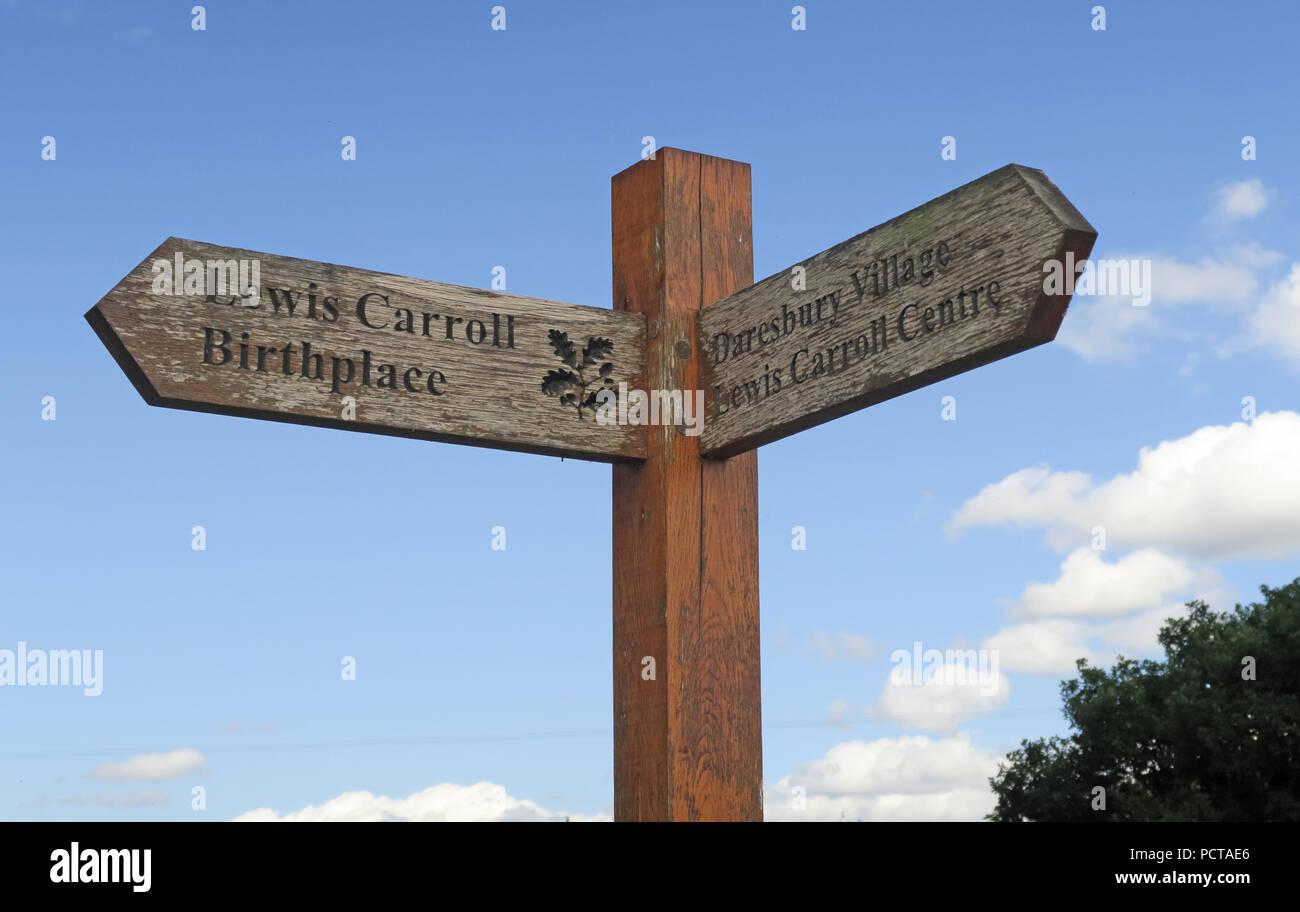 Fingerpost de Lewis Carroll berceau & Lewis Carroll Center, Morphany Lane, Daresbury, Warrington, Cheshire, du sud au nord ouest de l'Angleterre, Royaume-Uni Banque D'Images
