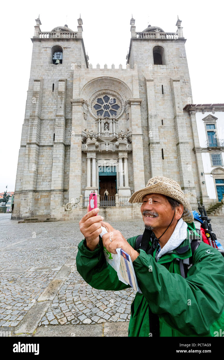 Pèlerins du Brésil photographiés en face de la Cathédrale, La Cathédrale da Sé, Barredo trimestre, Site du patrimoine mondial de l'Unesco, Porto, Porto, Portugal, Europe District Banque D'Images
