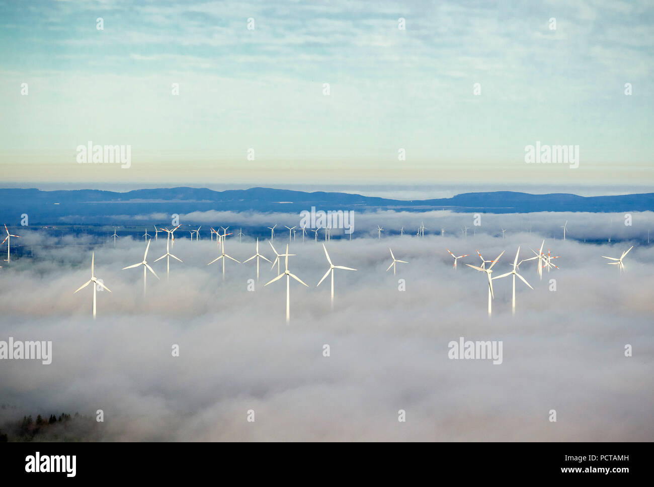 Éoliennes dans une couverture de nuage, ciel bleu, vue aérienne de Marsberg, Sauerland Banque D'Images