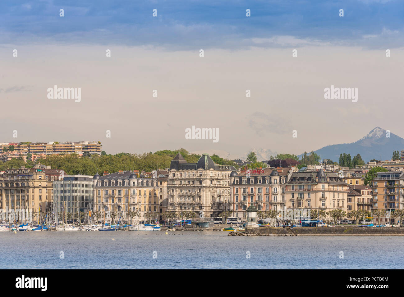 Vue sur le lac avec la vieille ville, Genève, canton de Genève, Suisse Romande, Suisse Banque D'Images