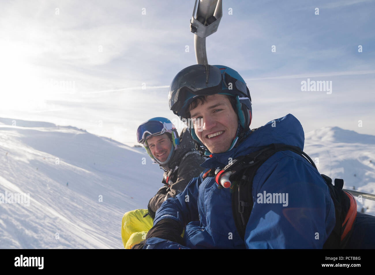 Le ski en Autriche, deux hommes assis dans le télésiège de rire Banque D'Images