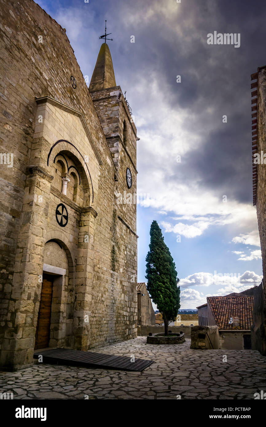 Église Saint Jean l'Évangéliste à Ouveillan. L'église actuelle date du XII siècle et est construite en style romain Banque D'Images