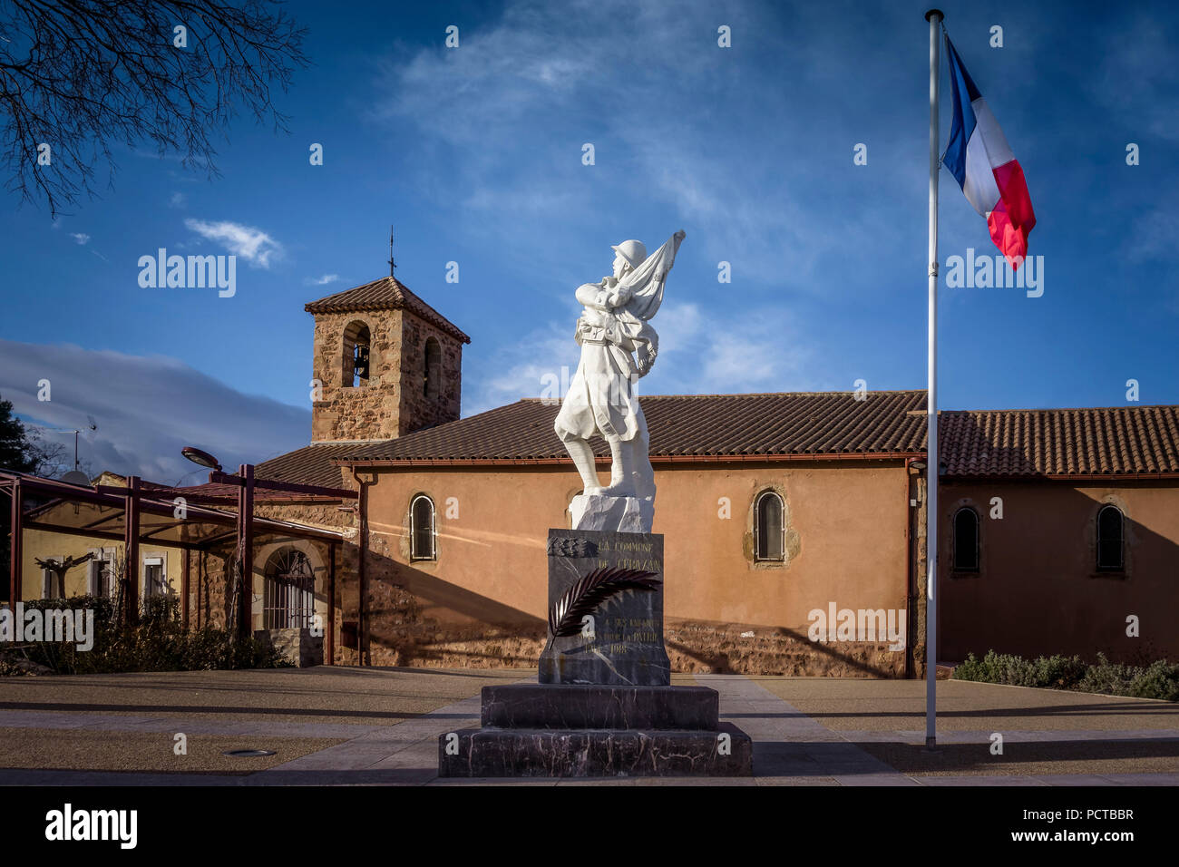 Monument aux morts de la Première Guerre mondiale, en face de l'église Saint Martin du xiie siècle Banque D'Images