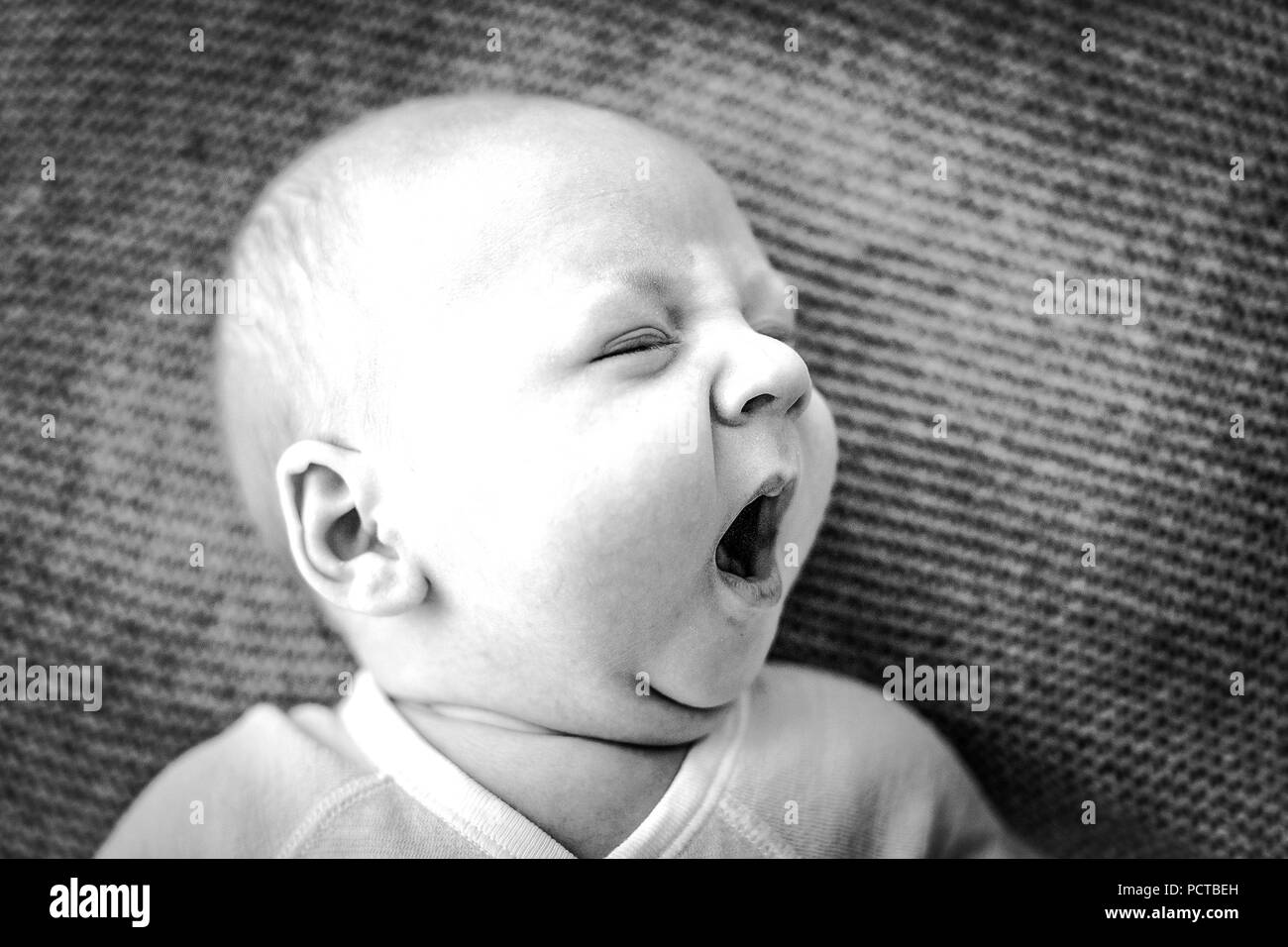 Bébé, garçon, 6 mois, les bâillements, tourné en noir et blanc Banque D'Images
