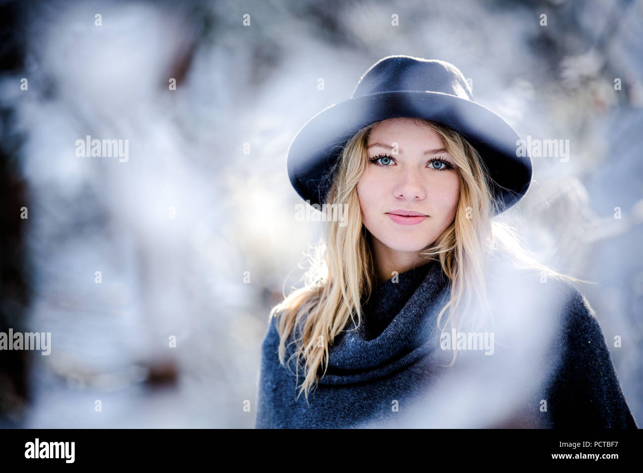 Young Pretty woman friendly smiling at the camera Banque D'Images