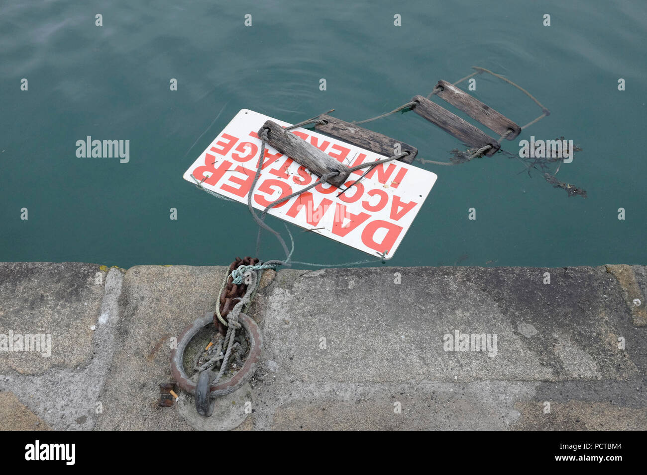 Jetée de flood, bain, sign Banque D'Images