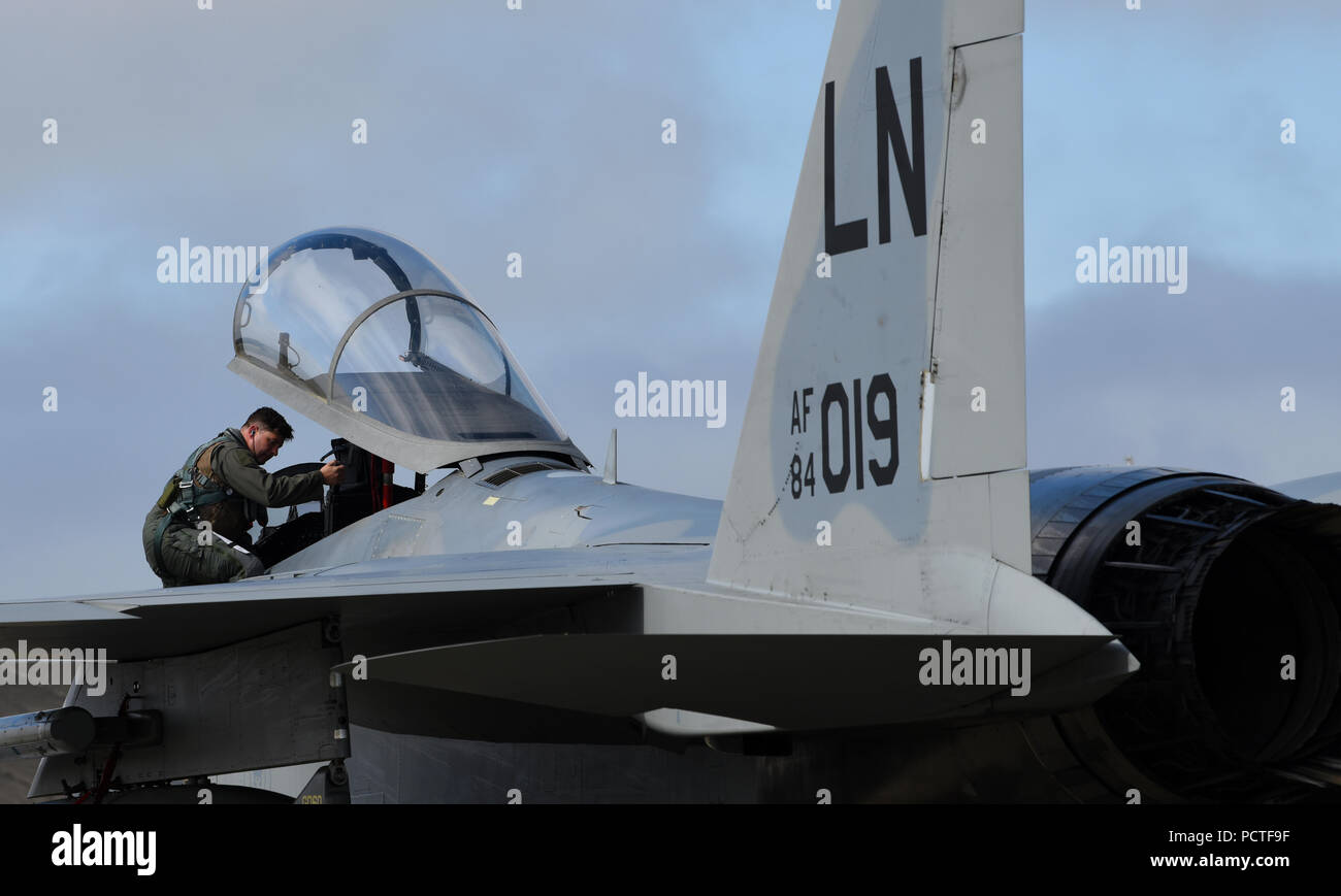 Un pilote affecté au Corps expéditionnaire 493rd Fighter Squadron débarque à un F-15C Eagle à Keflavik, Islande, base de l'air 30 juillet 2018, à l'appui de l'OTAN de surveillance aérienne islandaise mission. Au cours de leur rotation, l'EFS 493rd permettra de maintenir un état d'alerte 24 heures par jour, sept jours par semaine dans le cadre de leur mission de paix. (U.S. Air Force photo/Le s.. Alex Fox Echols III) Banque D'Images