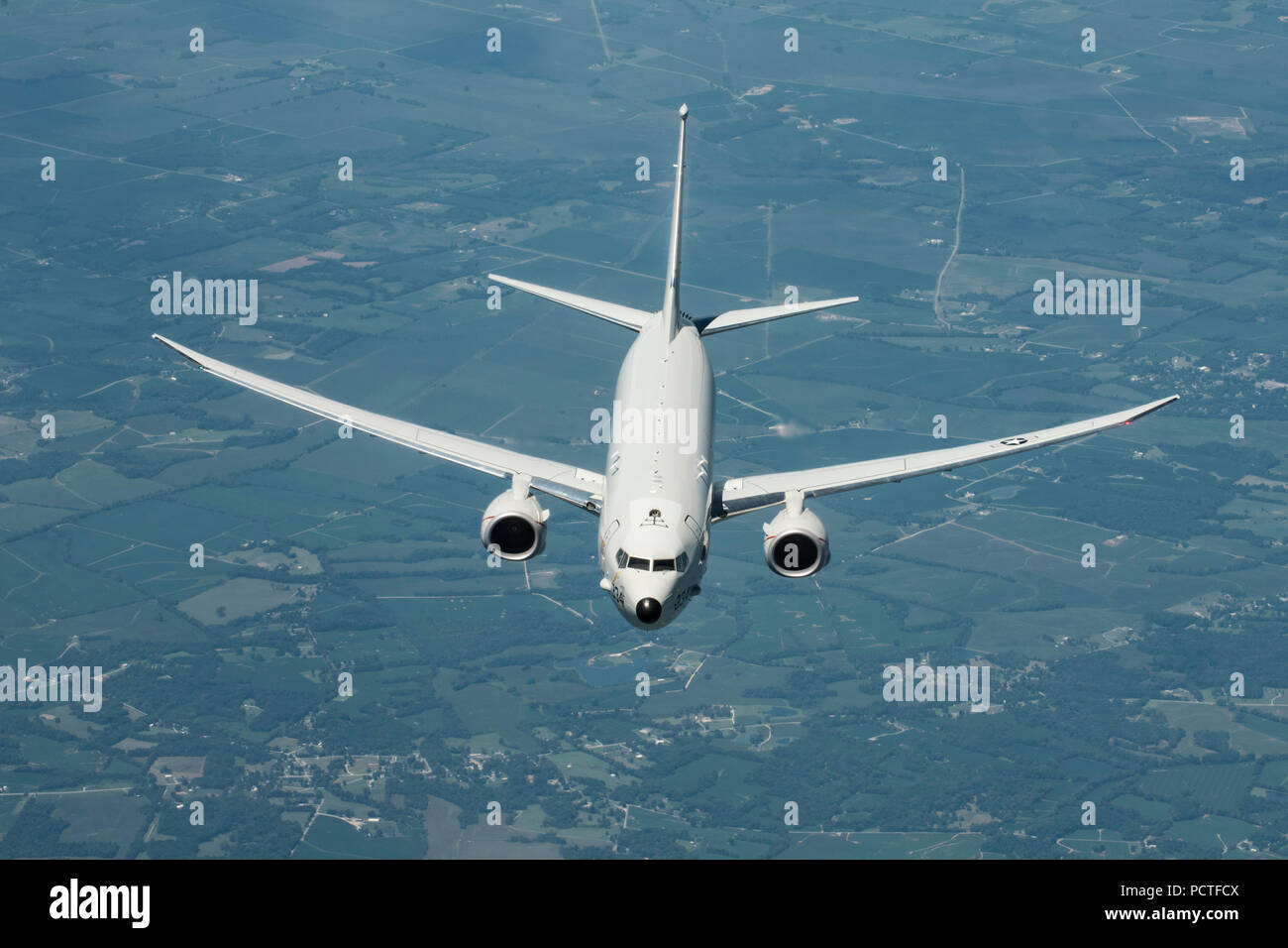 Un P-8A Poseidon avec Naval Air Station Jacksonville, Floride vole derrière un KC-135 Stratotanker avec la 121e Escadre de ravitaillement en vol, de l'Ohio dans le ciel au-dessus du sud-est des États-Unis le 26 juillet 2018. Le Poséidon avait juste fini d'être ravitaillé par les Stratotanker. (U.S. Photo de la Garde nationale aérienne d'un membre de la 1re classe Tiffany A. Emery) Banque D'Images