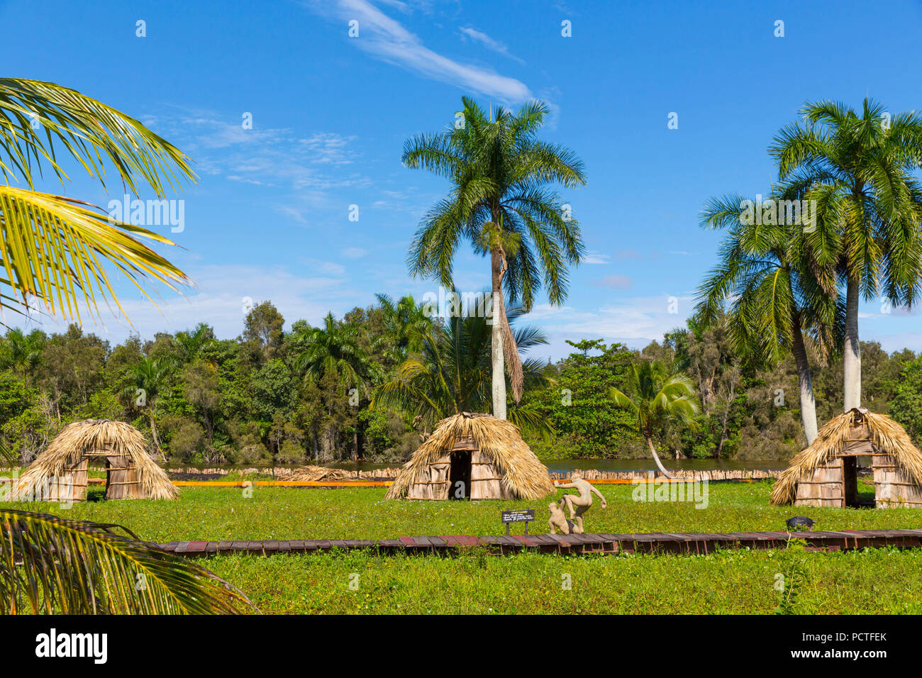 Les figures en bronze et tipi, reconstruit le village indien Taino, l'île hôtel Guama, zones humides, Lago del Tresoro, Matanzas, Cuba, la péninsule de Zapata Banque D'Images