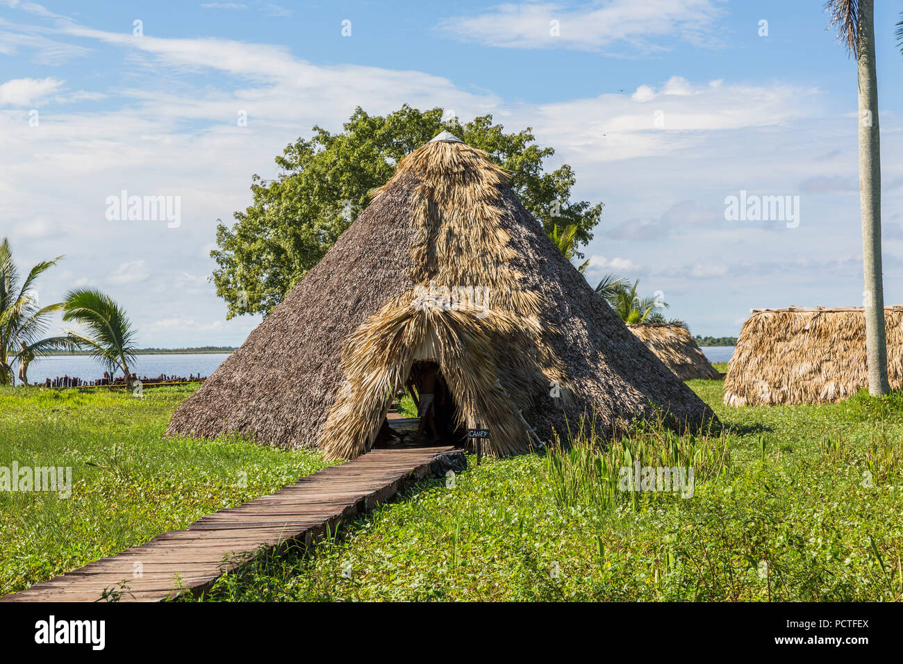 Tipi, reconstruit le village indien Taino, l'île hôtel Guama, zones humides, Lago del Tresoro, Matanzas, péninsule de Zapata Banque D'Images